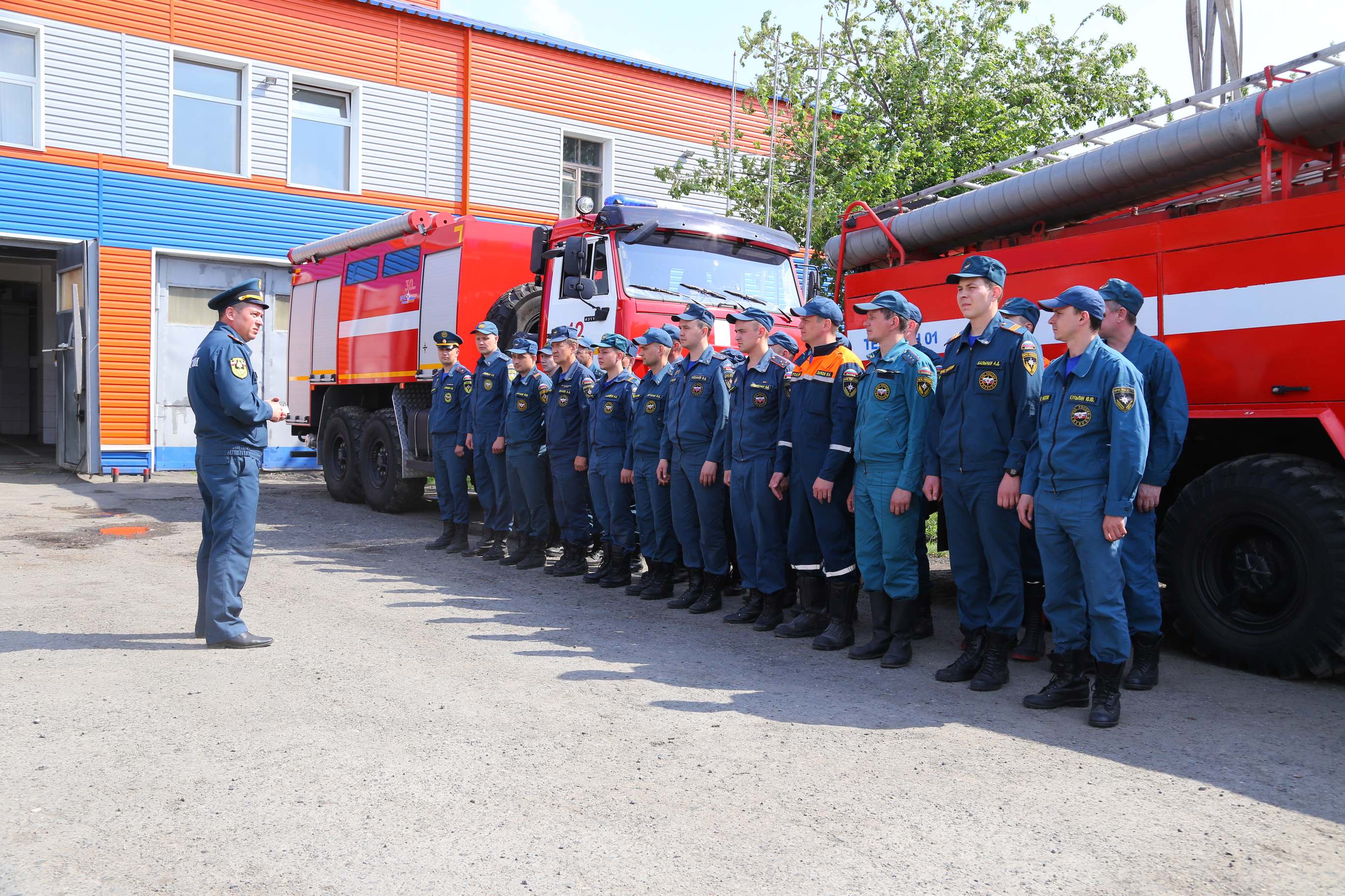 Пожарная тюмень. Пожарные Курганской области. 18 Отряд МЧС Тюменская область. МЧС Ишим сотрудники. Отряд Пожарников Алапаевска.