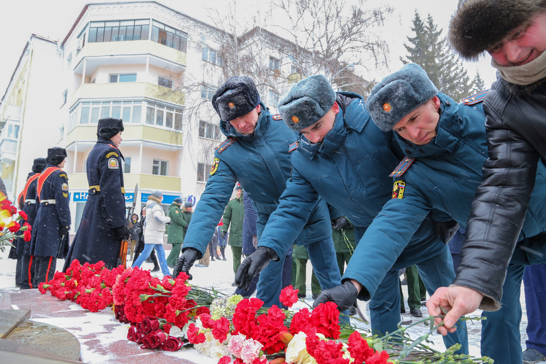 Февраль новости. Возложение цветов 23 февраля. Митинг возложение 2 сентября. 23 Февраля митинги в Кургане. Зарипов Шумков возложение.