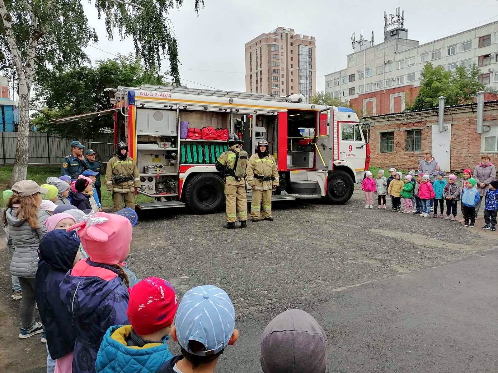 В гости к курганским малышам приехали огнеборцы на пожарной машине -  Новости - Главное управление МЧС России по Курганской области