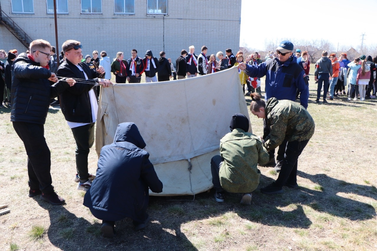 Курганские школьники отточили навыки оказания первой помощи и показали свою  силу и ловкость в ходе спортивно-патриотической игры «Зарница» - Новости -  Главное управление МЧС России по Курганской области