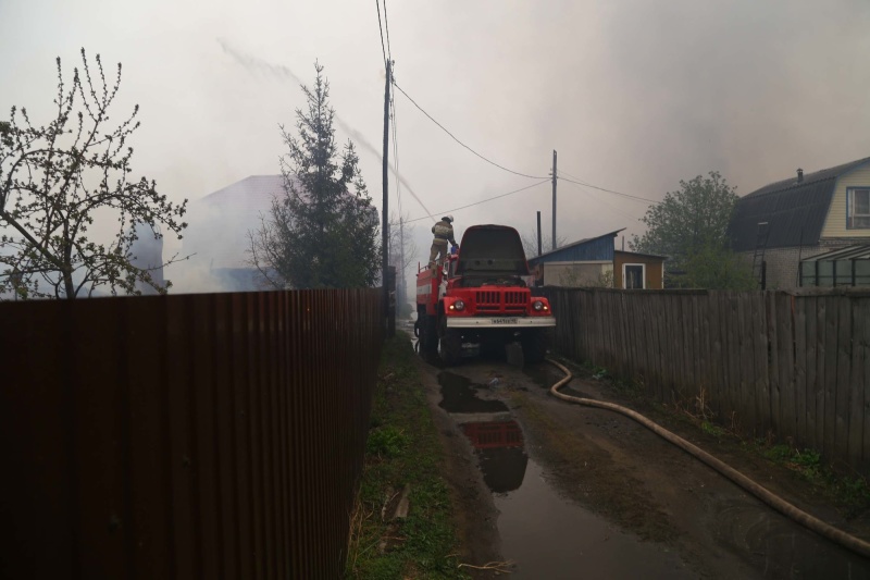 В Курганской области сотрудники МЧС пресекли распространение огня на более, чем полутора тысяч жилых домов