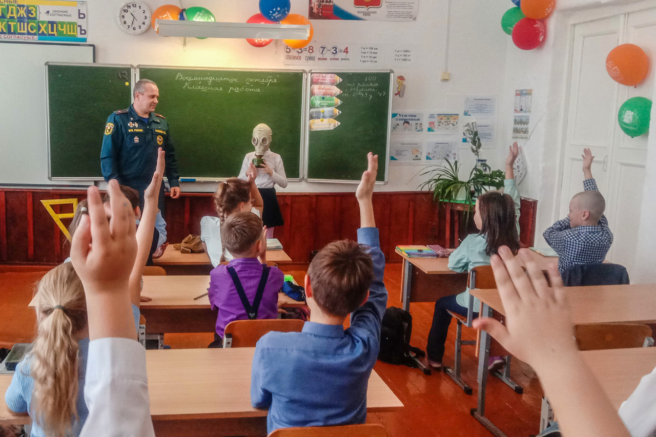 Занятия идут. Месячник по гражданской обороне. Занятие моя школа. Фотоотчёт месячник гражданской обороны в школе. Гражданская оборона МЧС.