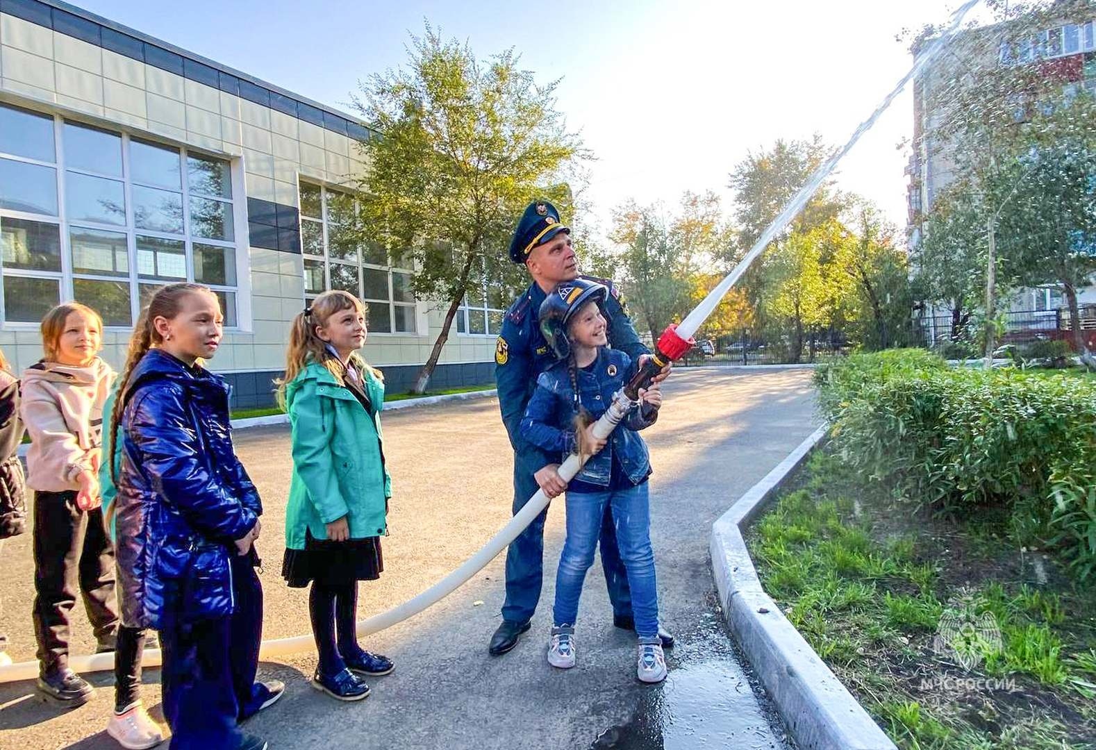 К нам приехала пожарная машина!» Курганские огнеборцы провели выездную  экскурсию для школьников. - Новости - Главное управление МЧС России по  Курганской области