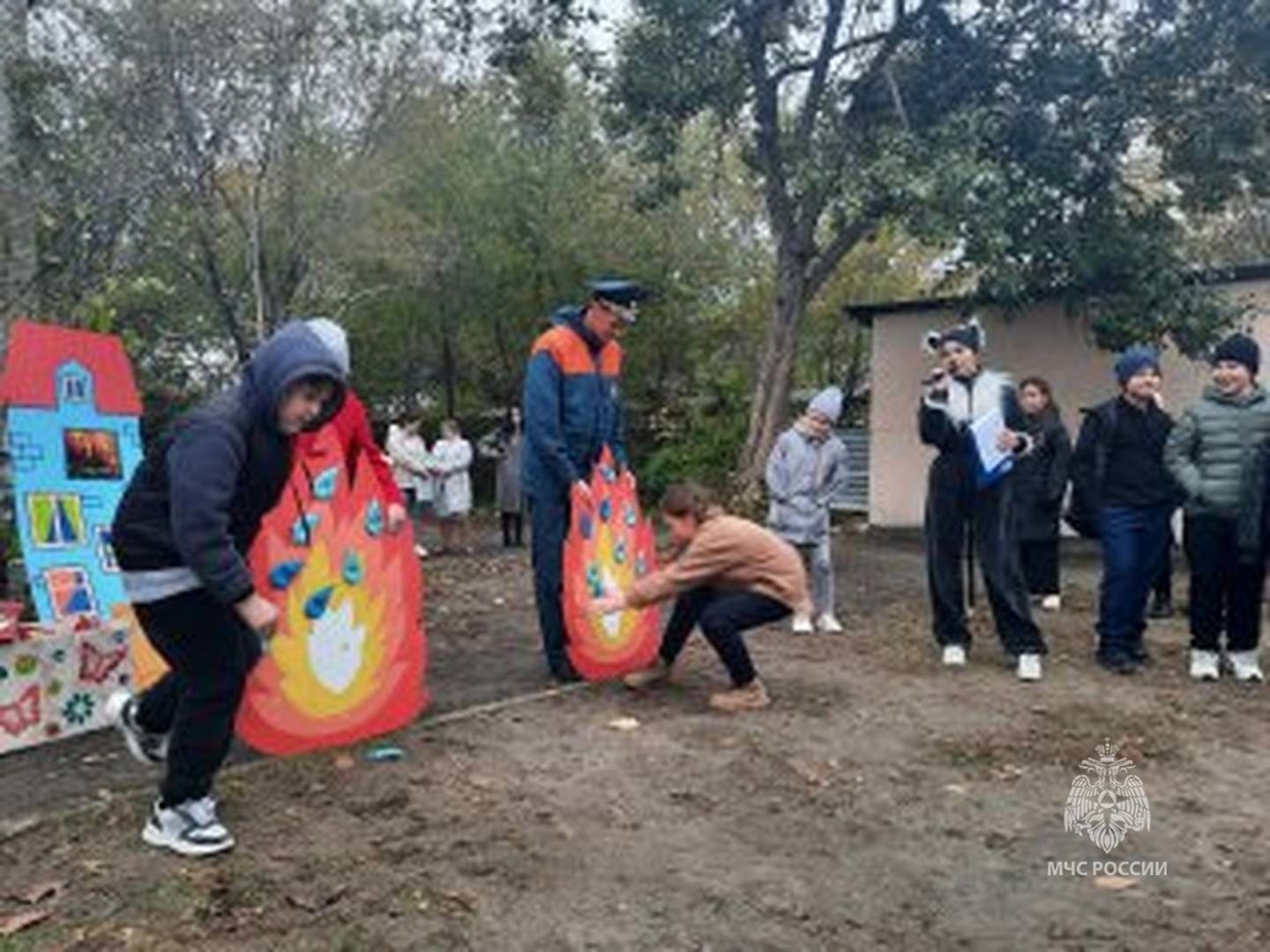 Шадринские школьники потушили «Кошкин дом» и повторили важные правила -  Новости - Главное управление МЧС России по Курганской области